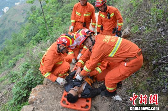 图为救援现场　郭建　摄