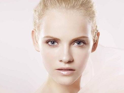 每晚坚持这样做,肌肤白皙嫩滑,50岁都没眼袋没