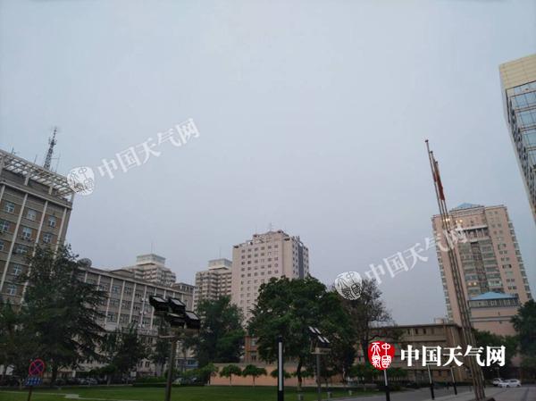 5月3日7时，北京天空阴沉。
