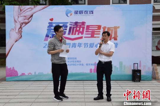 李良义(右)讲解急救常识。 杨华峰 摄