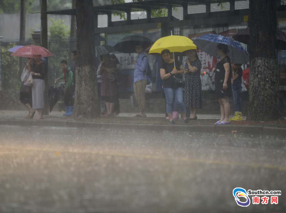 上班路上，广州电闪雷鸣暴雨如注