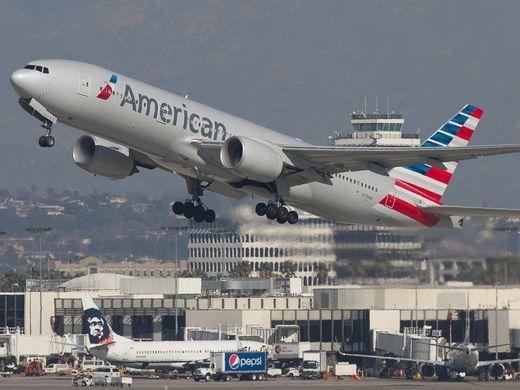  美利坚航空一架波音777-200客机在洛杉矶国际机场起飞。（美国中文网资料图）