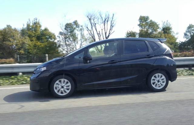 飞度GK5中期改款配矩阵式LED大灯 前脸神似兰博基尼