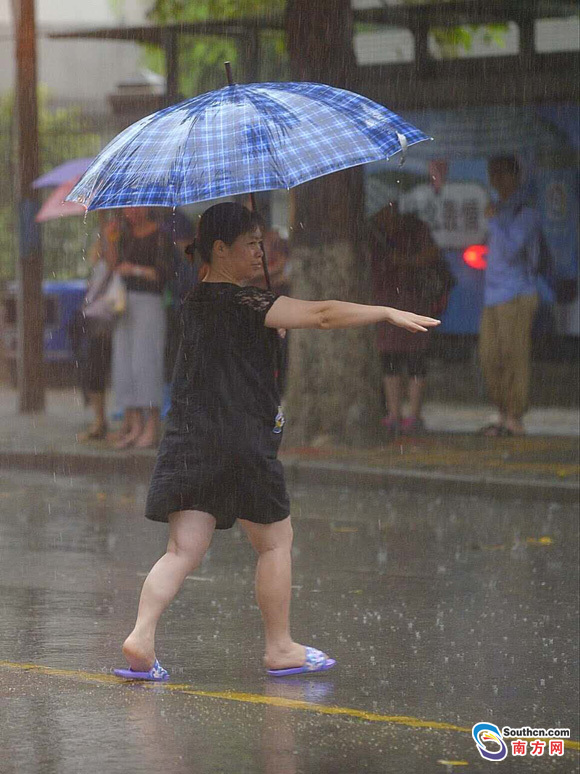 上班路上，广州电闪雷鸣暴雨如注