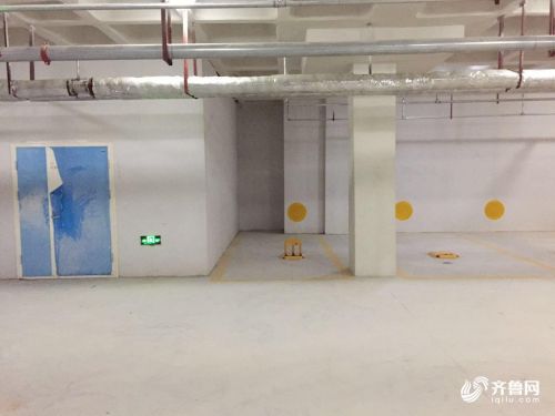 肥城:捆绑10万元车位缩水20cm 老司机直呼停