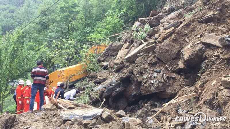 镇巴县巴庙镇一公路发生严重塌方事故 2人死亡