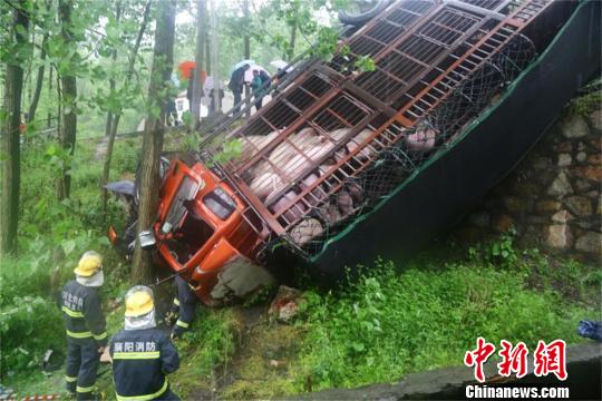 消防官兵施救 胡传宾 摄