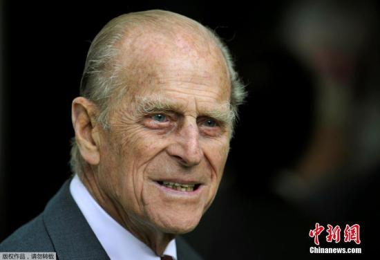 英国媒体此前报道,英国全国王室侍从当地时间3日被传召到伦敦,准备在4日早上开紧急会议。外媒称,资深侍从表示召开紧急会议的情况极不寻常,而英国媒体此前也猜测,这或许将会是有关于英女王伊丽莎白二世或菲利浦亲王的重大消息公布。(资料图)