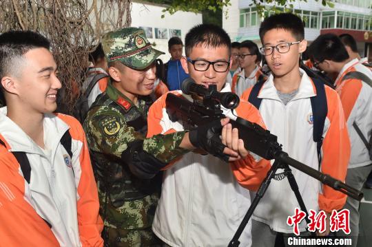 海警官兵向师生展示武器装备。 沈灿煌 摄