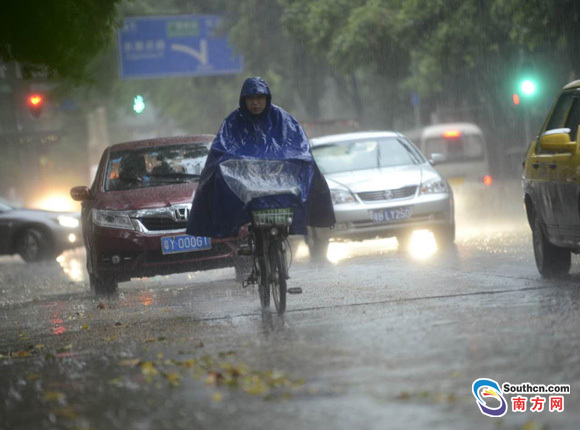 上班路上，广州电闪雷鸣暴雨如注