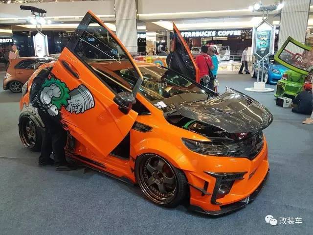 飞度GK5中期改款配矩阵式LED大灯前脸神似兰