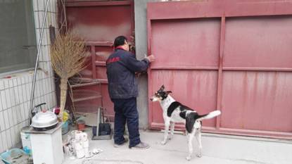 问题企业一人员强行锁门，扣留督查人员。图片来源：环保部官方微信公众号