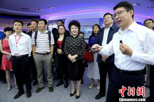 国侨办主任裘援平参观山东济南“侨梦苑”所在的高新区规划展厅。 梁犇 摄