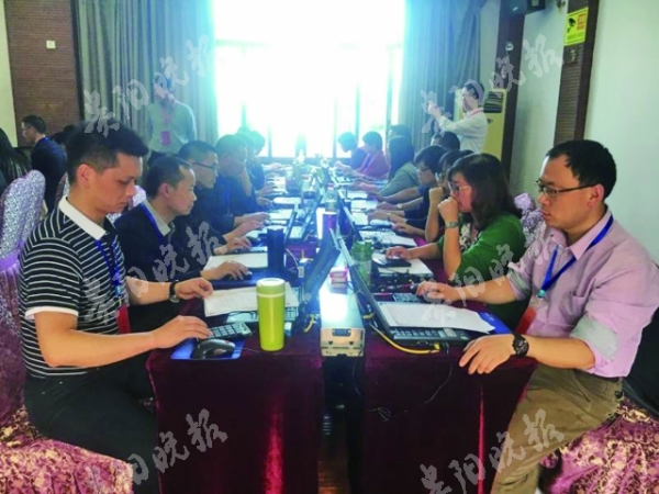 贵州公务员考试阅卷现场 一份试卷两位老师评