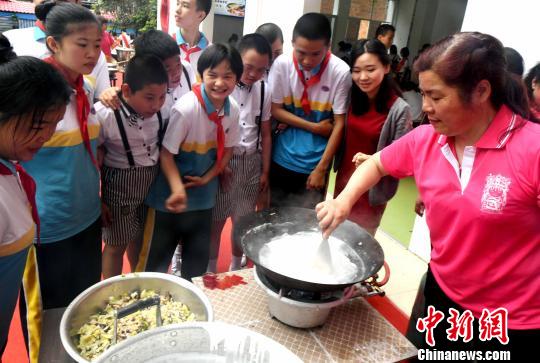 福州闽都鼎边民俗文化进校园 再现传统 做夏 习