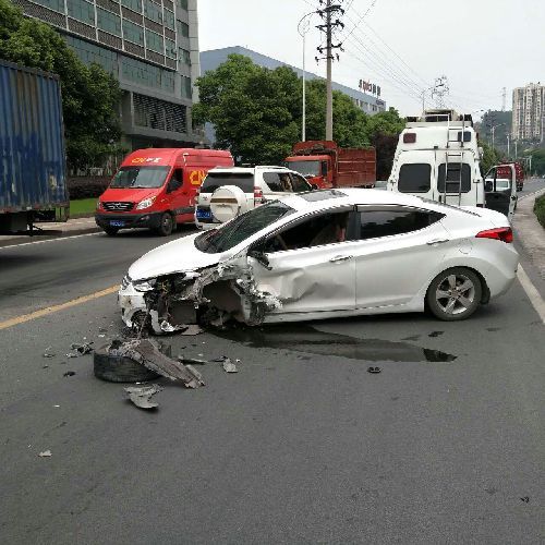 疲劳驾驶 轿车撞客车|客车|轿车|越线