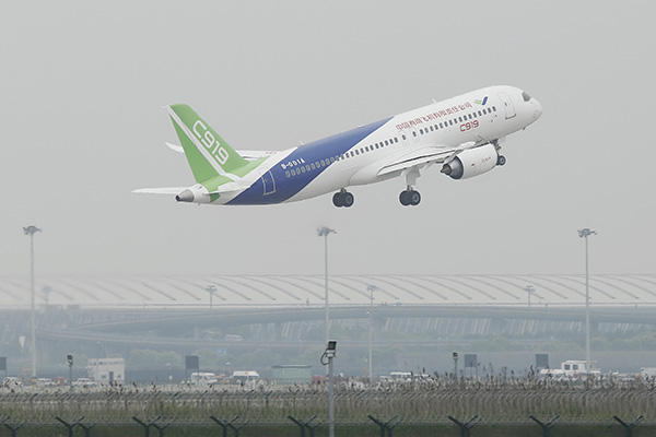 C919首飞 有一架公务机一路陪伴全程拍下首飞