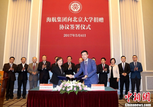 北京大学党委副书记叶静漪(左)与海航集团董事局董事、海航科技集团董事长童甫(右)签署协议