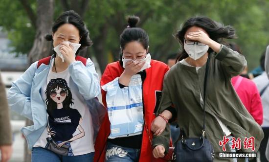 5月5日，北京在大风扬沙中迎来立夏，气象台发布大风黄色预警。当日北京遭遇5、6级偏北风，阵风达8、9级，局地伴有扬沙。中新社记者 廖文静 摄