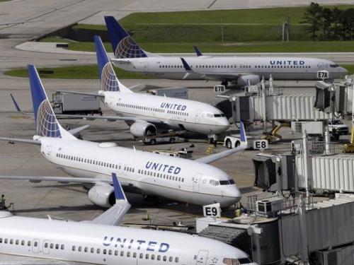 美联航几架客机停留在芝加哥奥海尔国际机场。（资料图）