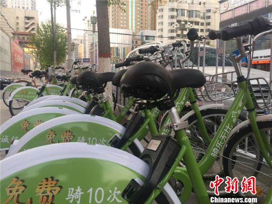 今年3月，共享单车OFO及酷骑两个品牌进入兰州后，在街头巷尾随处可见“小黄车”、“小绿车”。　史静静　摄