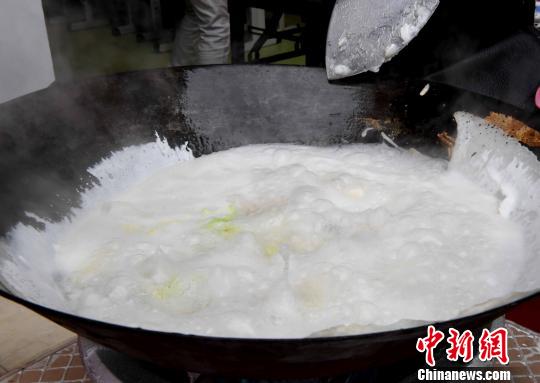 在福州的传统中,立夏当天,有煮当地特色美食鼎边,吃鼎边的习俗。 记者刘可耕 摄