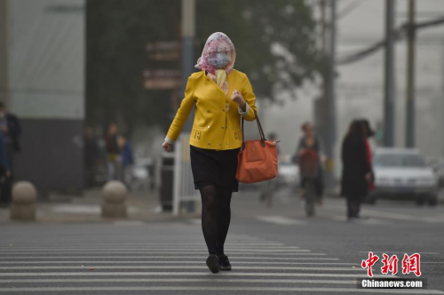 5月4日,北京城区遭沙尘笼罩。中新网记者 金硕 摄