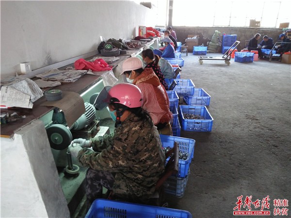 临澧县: 外包订单+贫困户加工 把工厂搬进农村