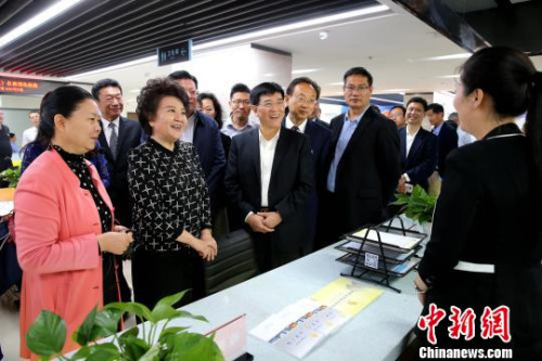 国侨办主任裘援平(左二)、山东省政府副秘长魏华祥(右一)、山东省侨办主任刘方会(右二)等一行考察济南高新区政务服务大厅侨务服务窗口。 梁犇 摄