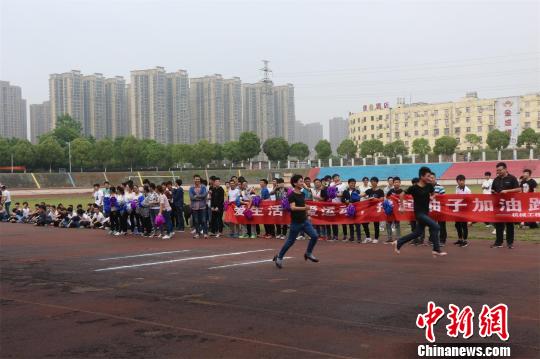 男生们穿高跟鞋奔跑　吴楠馨　摄