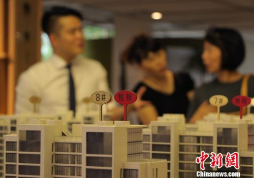 资料图:各地调控政策不断加码,市民正在咨询。王刚 摄