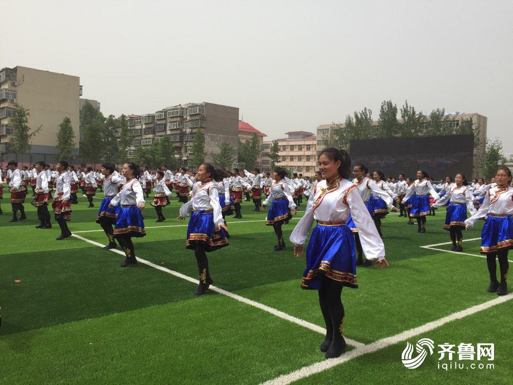 跆拳道轮滑太极 济南孩子们为了 一校一品 表演