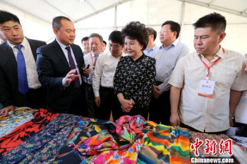 国侨办主任裘援平等一行到侨企德迈国际信息产业园,现场考察由德迈国际世界领先工业打印机打印出的产品。 梁犇 摄