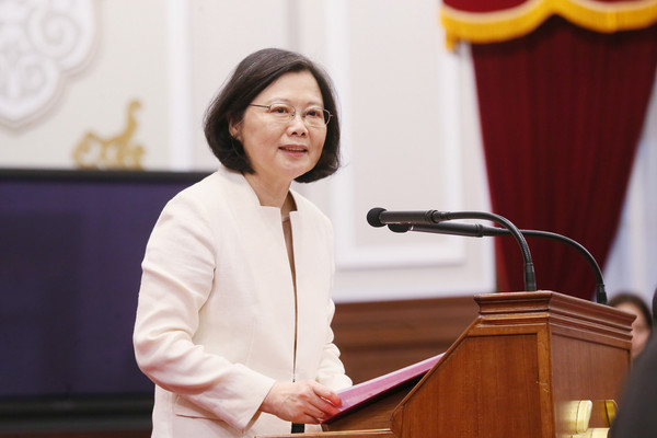 蔡英文连任之路受阻?民调大败郭台铭 蔡英文。(图片来源:台湾“东森新闻云”)