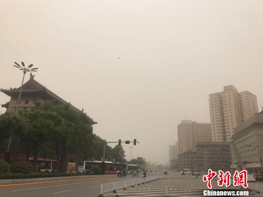 图为沙尘天气中的西安。 梅镱泷 摄