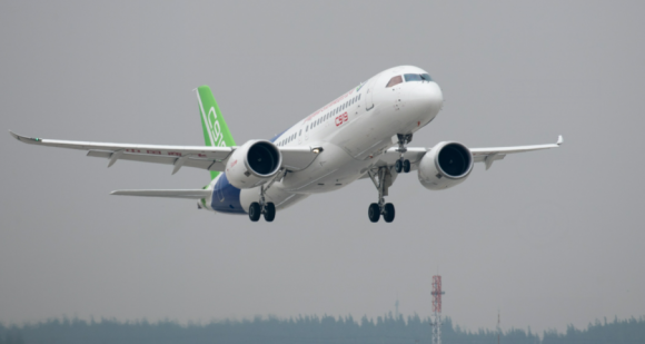 国产大飞机首飞 航空制造业走强信号