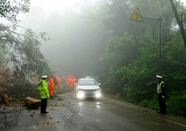 梁平:降雨导致318国道山体滑坡 道路被占没有