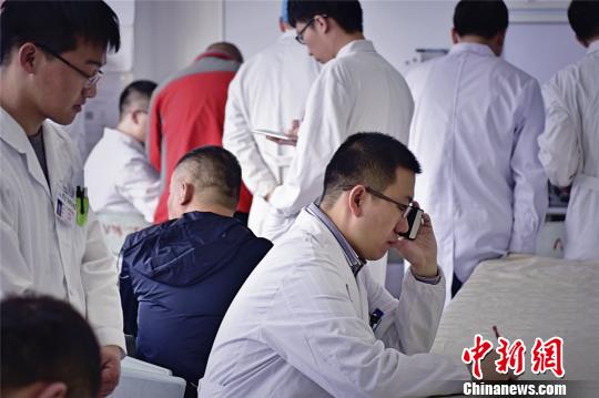 郭庚的微信签名上写着“每天都要动脑”,原来动脑不仅是思考,更是一名神经外科医生每天要面临的考验。郭庚说,纵然有失败,但更多的人活了下来。 王明宇 摄