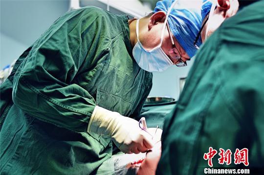 定位、划线、开颅,为患者“修补”大脑是郭庚的日常工作,这样的手术,他每年要做上百台,被称为大脑“修补匠”。 王明宇 摄