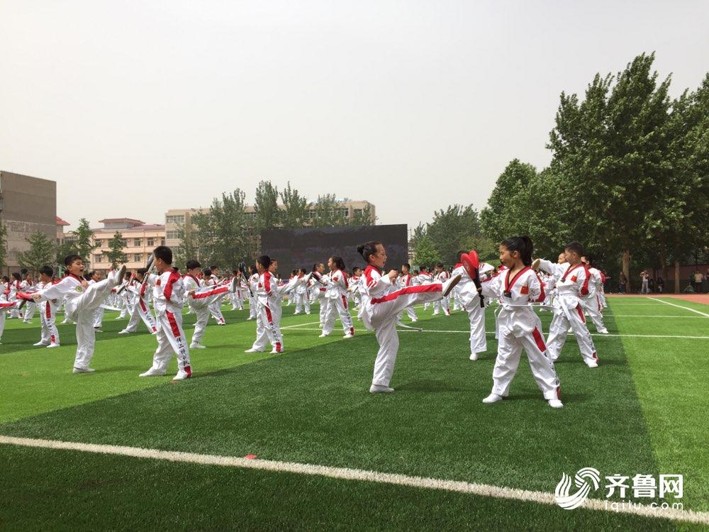 跆拳道轮滑太极 济南孩子们为了 一校一品 表演
