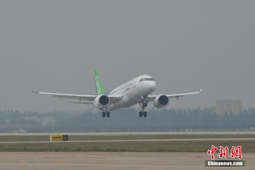 资料图:国产大飞机C919成功起飞。王脊梁 摄