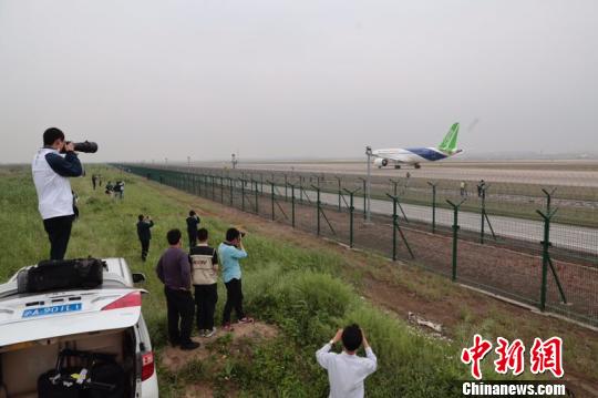 国产大飞机c919首飞成功。 张亨伟 摄