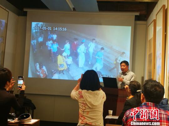 美国华裔女子以1敌3击退持枪匪徒 1枪毙敌(图)