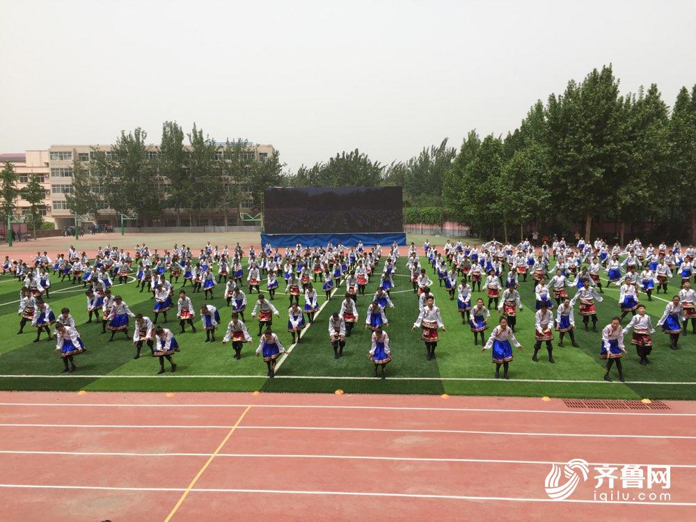 跆拳道轮滑太极 济南孩子们为了一校一品表演