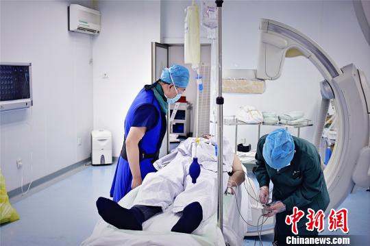 重达30斤的铅衣,仍不能保护全部身体。每次手术完脱下铅衣,郭庚都汗流浃背。 王明宇 摄