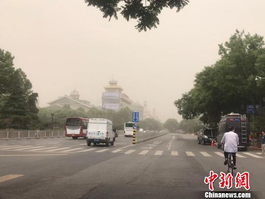 图为沙尘天气中的西安。 梅镱泷 摄