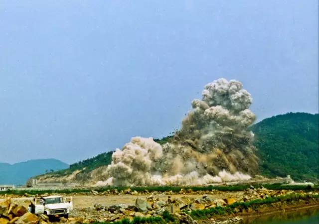 1989年12月31日，岙山基地工程打响开山平基第一炮