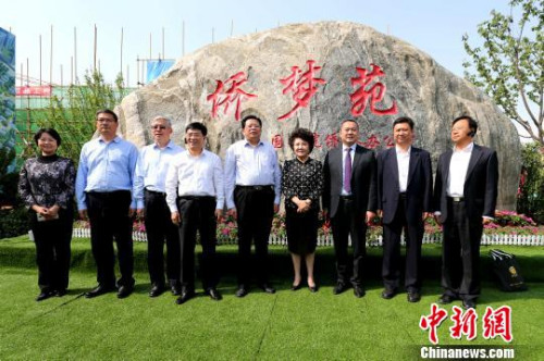 国侨办主任裘援平为山东济南“侨梦苑”景观石揭幕。 梁犇 摄