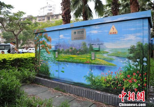 5月6日,在厦门市思明区街头一些沿街的设施箱被绘上了美丽的图案,如同穿上了一件美丽的“外衣”。 张斌 摄