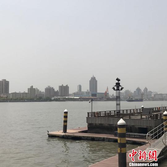 在上海黄浦江边,平时江对岸清晰可见的建筑今天都被笼罩在浮尘中。 王子涛 摄